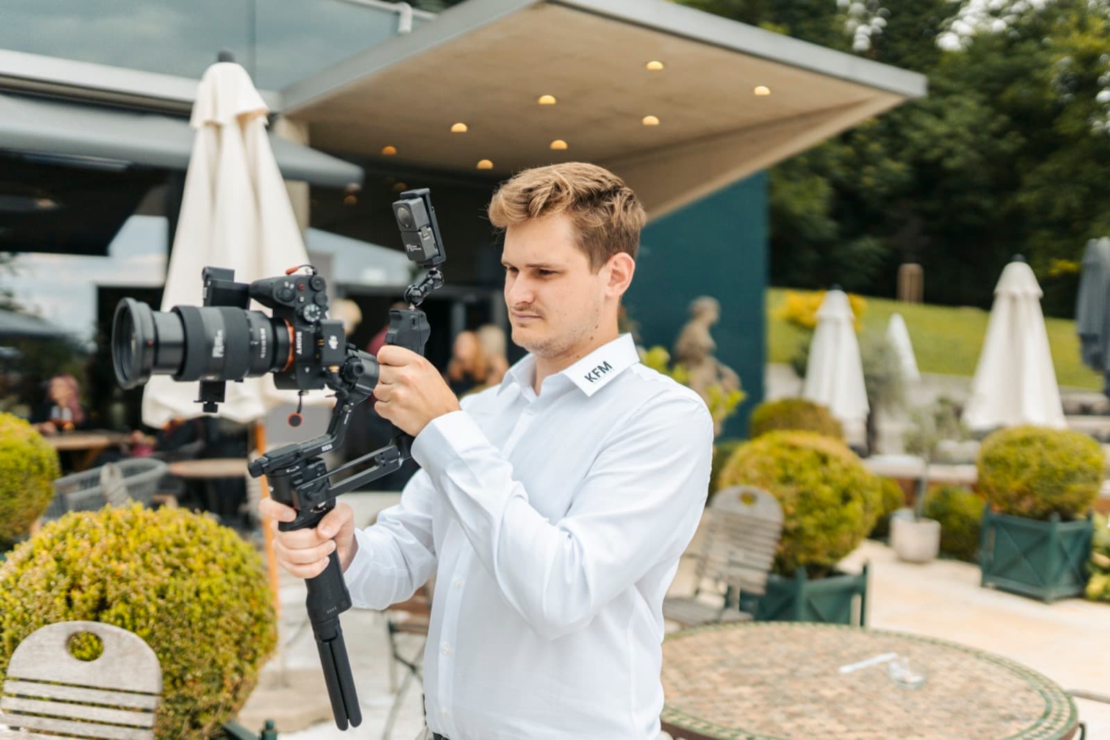 KFM-Videograf mit Gimbal beim Dreh vor Ort