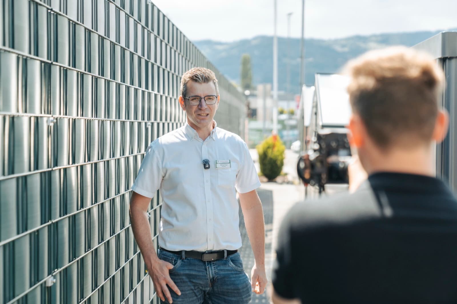 KFM beim Interview-Dreh vor Ort bei einem Industriebetrieb