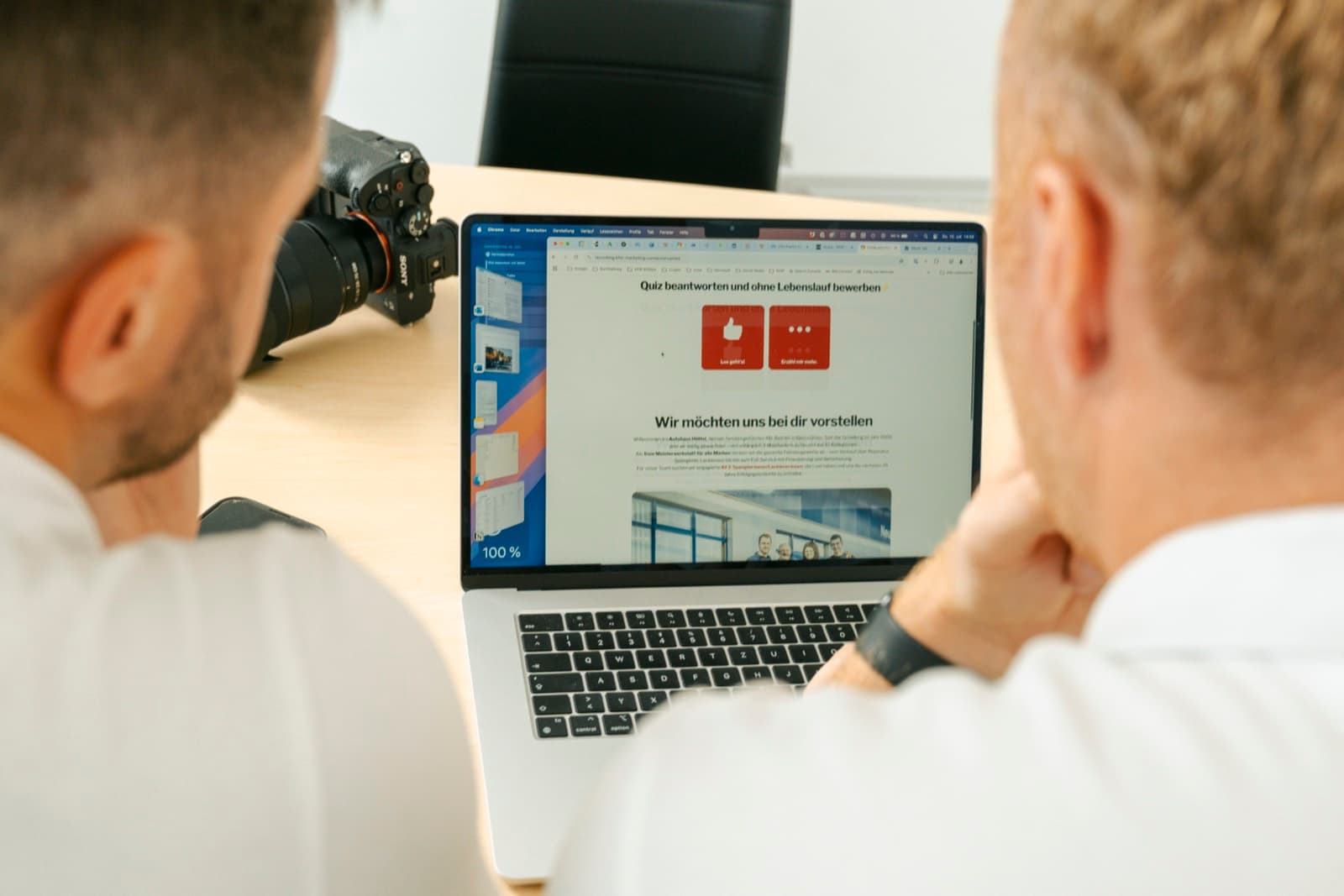 KFM-Team begutachtet eine fertige Verkaufs-Website am Laptop
